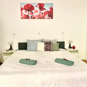 Very Warm With Big Bed Near New York Cafe , Budapest Hungría